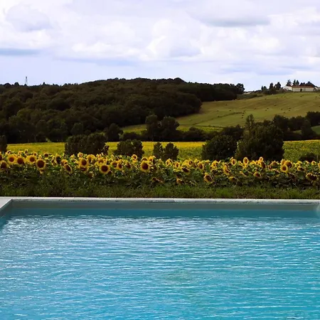 Petit Chateau Le Bouge, Entire House - Entier فيلة Seyches